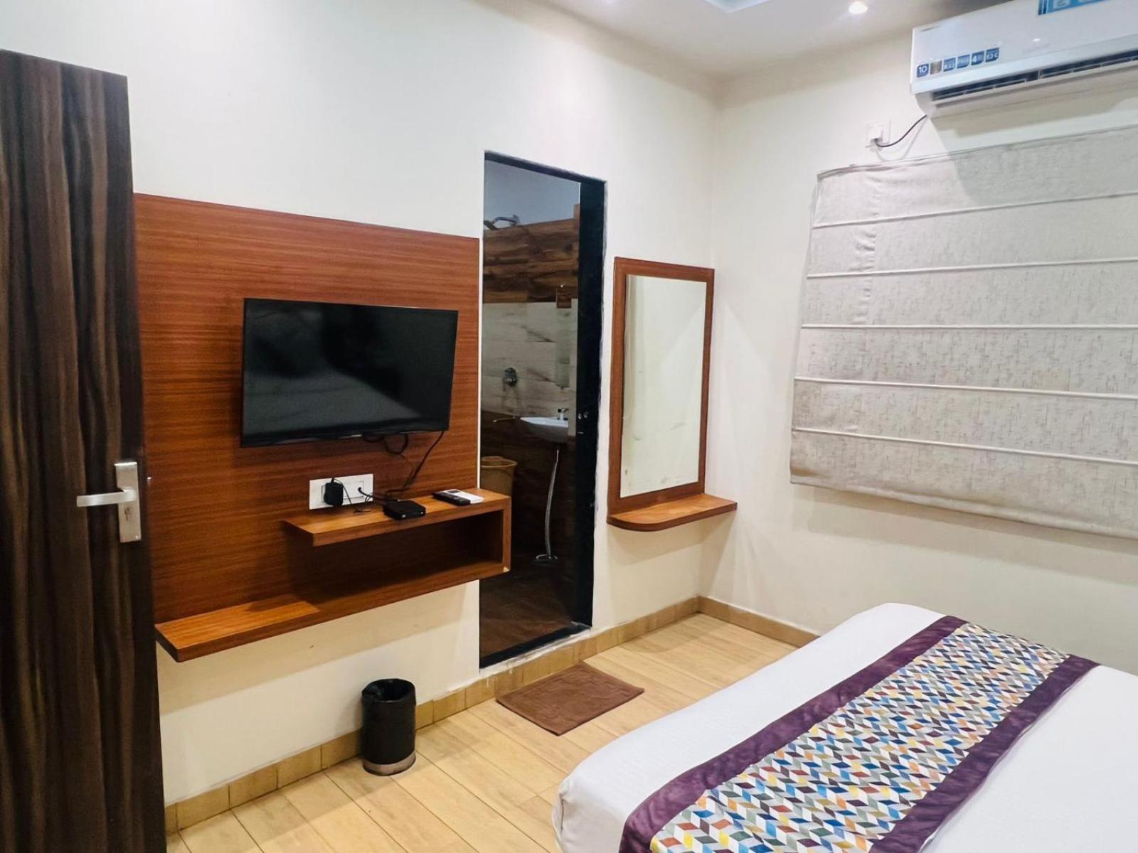 Hotel S V Grand Varanasi Exterior foto